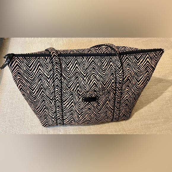 Vera Bradley Stylish quilted Black and Tan Women's travel bag. - Picture 2 of 7